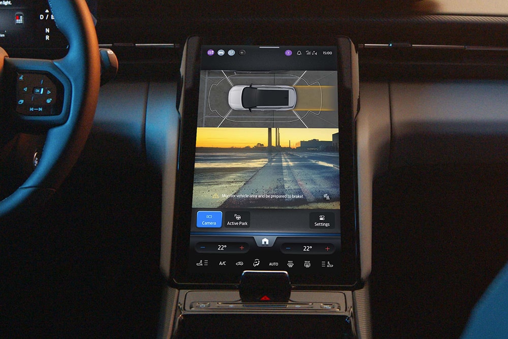 Vista ravvicinata del touchscreen Ford SYNC® Move con telecamera di parcheggio a 360 gradi e sistemi di assistenza alla guida della nuova Ford Capri® completamente elettrica.