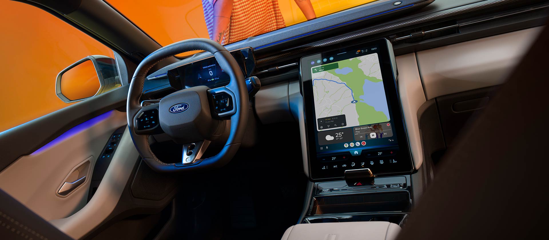 L’abitacolo della nuova Ford Capri® completamente elettrica, con ampio touchscreen e pianificazione integrata dei percorsi per veicoli elettrici.