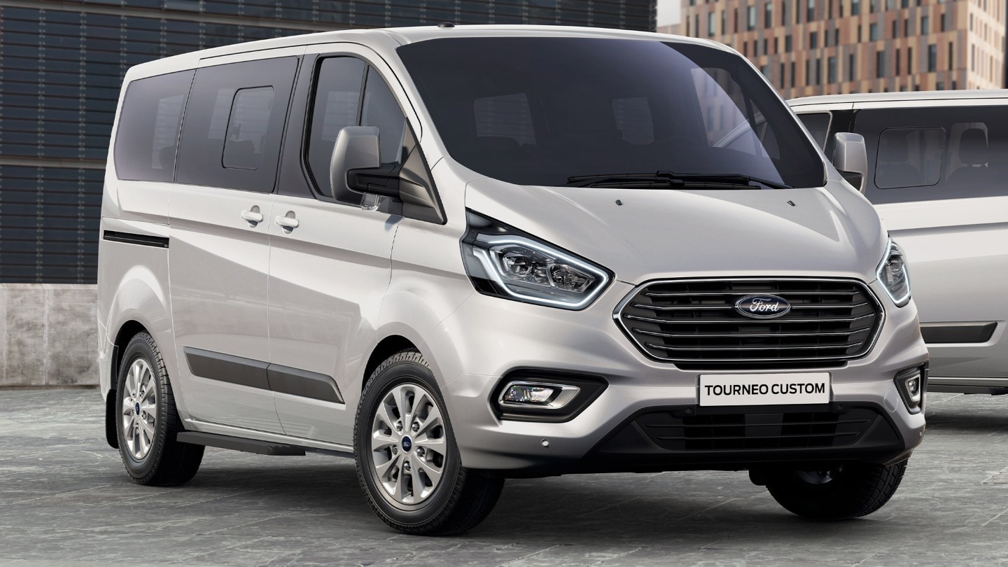 Ford Transit Custom color argento parcheggiato, vista anteriore a tre quarti.